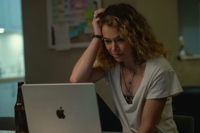 Tatiana Maslany como Paula en Maximum Pleasure Guaranteed (Apple TV)