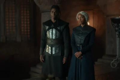 Addam de Hull y Lady Baela Targaryen de pie en un salón del castillo - House of the Dragon 3x05 - Temporada 3 Capítulo 5