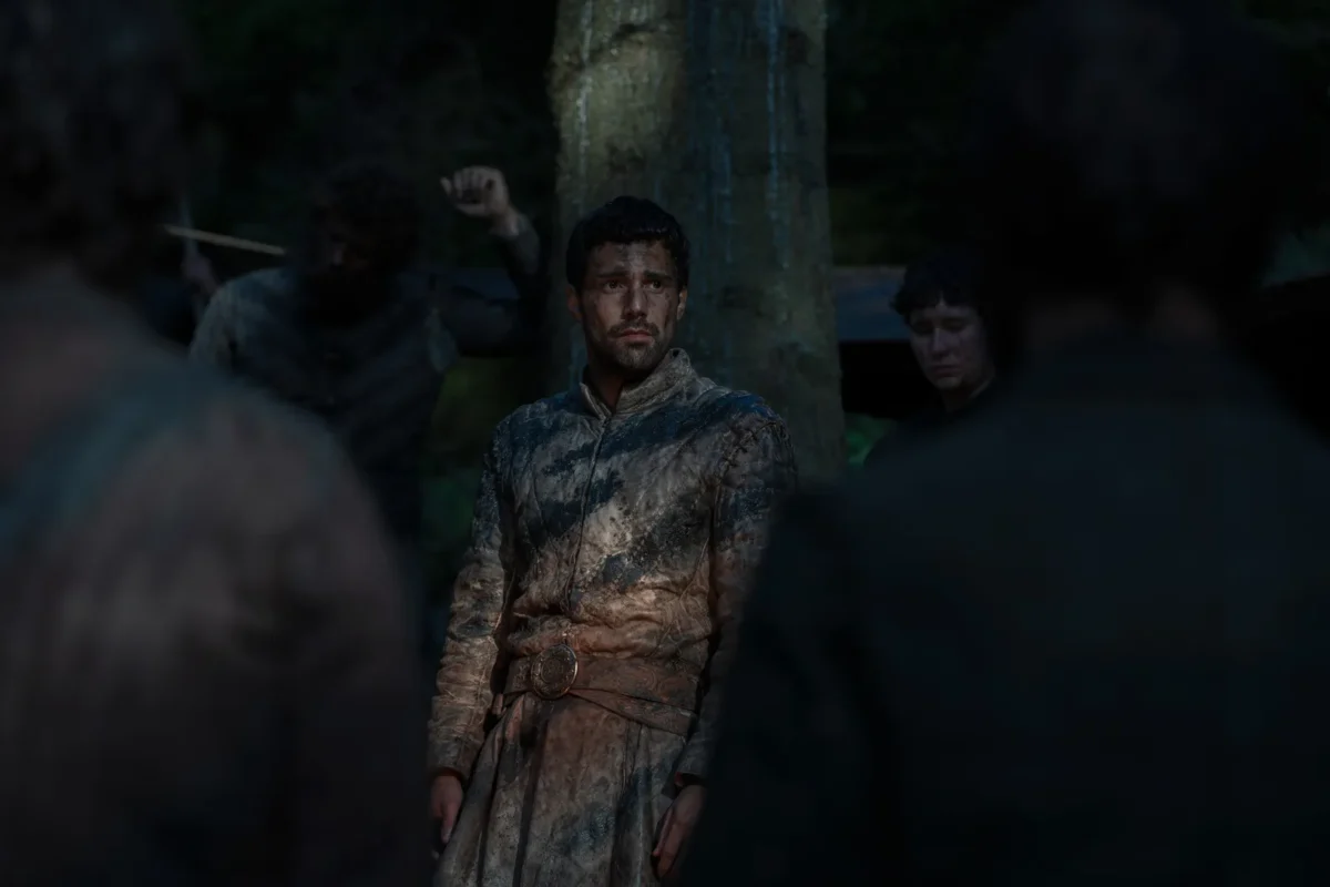 Ser Criston Cole rodeado de soldados en un claro del bosque - House of the Dragon 3x05 - Temporada 3 Capítulo 5