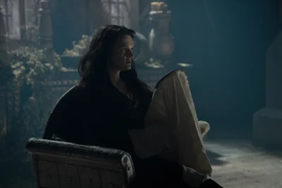 Alys Rivers sosteniendo un bulto de tela en una habitación en penumbra - House of the Dragon 3x05 - Temporada 3 Capítulo 5