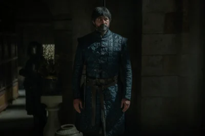 Ser Jon Roxton de pie en un pasillo del castillo con su espada al cinto - House of the Dragon 3x05 - Temporada 3 Capítulo 5