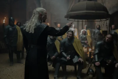 Daemon Targaryen dando órdenes a un grupo de soldados junto a un brasero - House of the Dragon 3x05 - Temporada 3 Capítulo 5