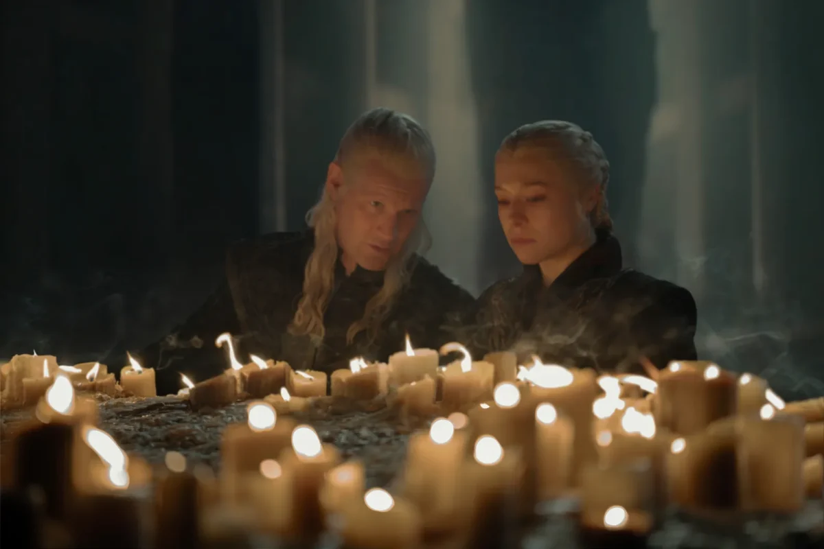 Daemon Targaryen y Rhaenyra Targaryen observando una mesa cubierta de velas encendidas - House of the Dragon 3x05 - Temporada 3 Capítulo 5
