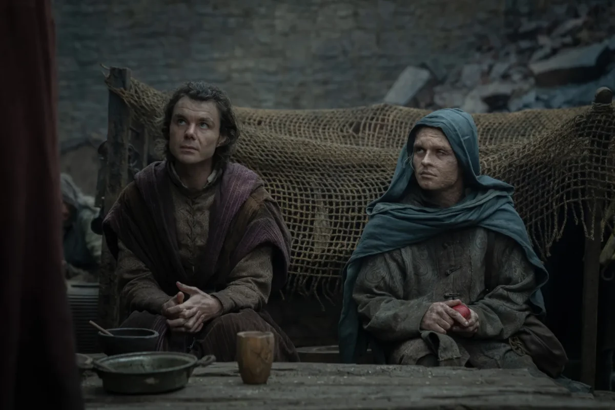Larys Strong y Aegon II Targaryen sentados en un campamento - House of the Dragon 3x05 - Temporada 3 Capítulo 5