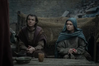 Larys Strong y Aegon II Targaryen sentados en un campamento - House of the Dragon 3x05 - Temporada 3 Capítulo 5