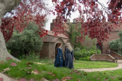 Alicent Hightower y Helaena Targaryen caminando por un jardín con hojas otoñales - House of the Dragon 3x05 - Temporada 3 Capítulo 5
