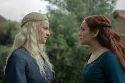 Helaena Targaryen y Alicent Hightower frente a frente en un jardín - House of the Dragon 3x05 - Temporada 3 Capítulo 5