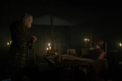 Lord Roderick Dustin y Lord Oscar Tully conversando junto a una mesa con velas - House of the Dragon 3x05 - Temporada 3 Capítulo 5