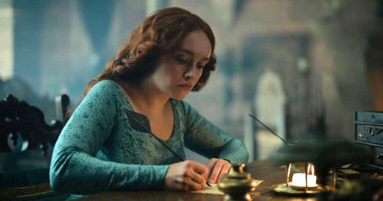 Alicent Hightower escribiendo una carta en House of The Dragon 3x01