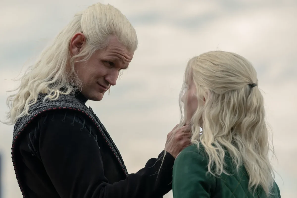 Matt Smith como Damon Targaryen y Charlie Gordon como el falso Daeron Targaryen en House of The Dragon 3x03