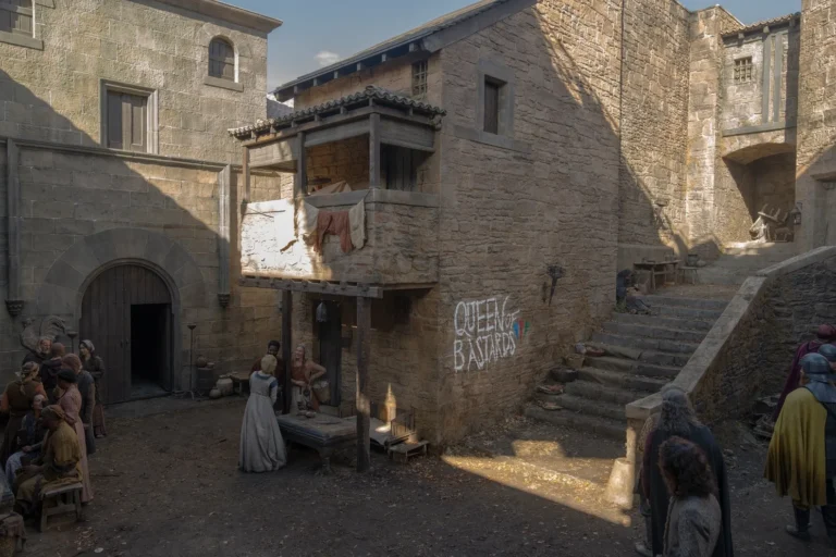 Muro con un rayado que dice Queen of Bastards en House of the Dragon 3x04