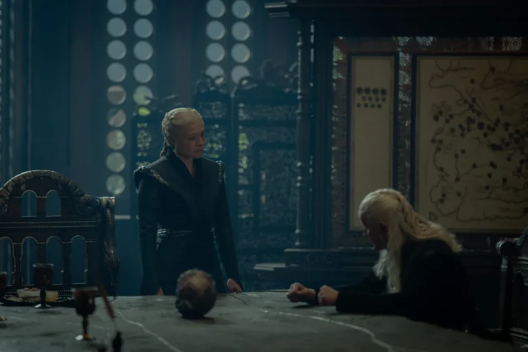 Rhaenyra Targaryen y Daemon Targaryen junto a la cabeza del supuesto jinete de Sheepstealer en House of the Dragon 3x04