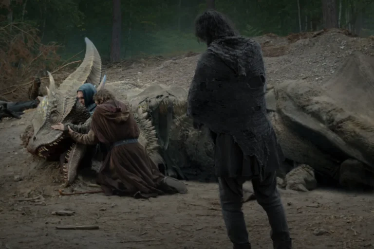 Larys y Aegon junto al cuerpo de su dragón Sunfyre en House of the Dragon 3x04