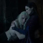 Alys Rivers (Gayle Rankin) abrazando a Aemond Targaryen (Ewan Mitchell) en House of The Dragon 3x05