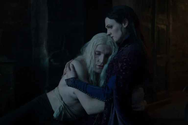Alys Rivers (Gayle Rankin) abrazando a Aemond Targaryen (Ewan Mitchell) en House of The Dragon 3x05