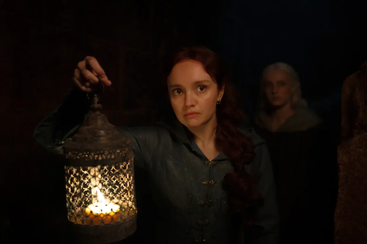 Alicent Hightower (Olivia Cooke) y Helaena Targaryen (Phia Saban) en el pasadizo secreto en House of The Dragon 3x05
