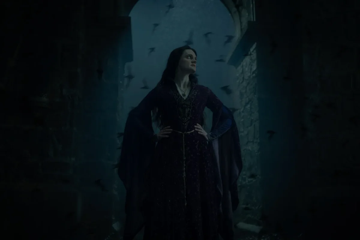Alys Rivers (Gayle Rankin) rodeada de murciélagos en House of The Dragon 3x05