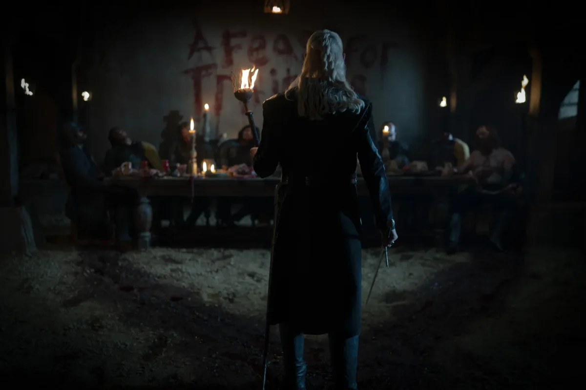 Daemon Targaryen (Matt Smith ) encontrando a los capas doradas asesinados con el mensaje 'A feast for traitors' en House of The Dragon 3x05