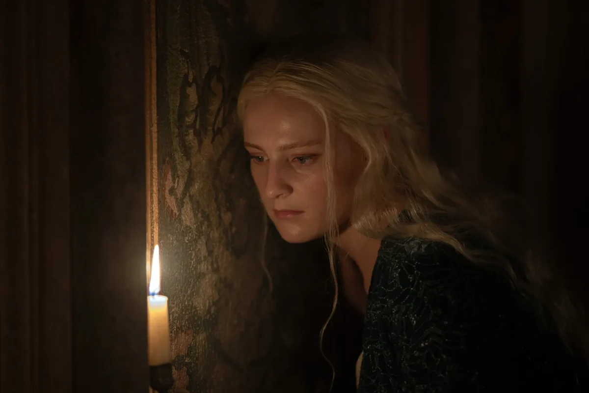 Helaena Targaryen (Phia Saban) escuchando en la pared en House of The Dragon 3x05