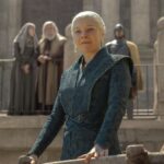 Mysaria y Rhaneyra entregando alimentos al pueblo en House of The Dragon 3x03