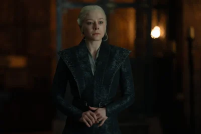 Rhaenyra Targaryen de pie con semblante serio en el castillo - House of the Dragon 3x03 - Temporada 3 Capítulo 3