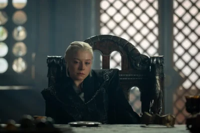 Rhaenyra Targaryen sentada junto a una ventana con celosía - House of the Dragon 3x03 - Temporada 3 Capítulo 3