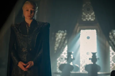 Rhaenyra Targaryen de pie junto a un ventanal iluminado - House of the Dragon 3x03 - Temporada 3 Capítulo 3
