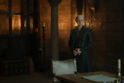 Rhaenyra Targaryen de pie en una sala del castillo - House of the Dragon 3x03 - Temporada 3 Capítulo 3
