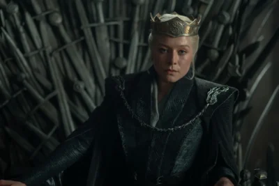 Rhaenyra Targaryen sentada en el Trono de Hierro con la corona - House of the Dragon 3x03 - Temporada 3 Capítulo 3