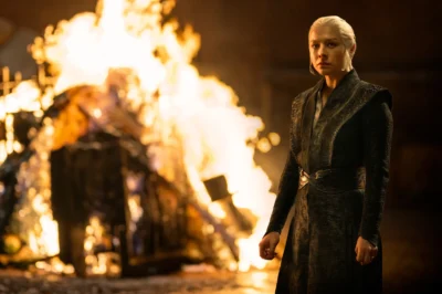 Rhaenyra Targaryen junto a un incendio - House of the Dragon 3x03 - Temporada 3 Capítulo 3