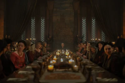 Rhaenyra Targaryen presidiendo un banquete en el gran salón - House of the Dragon 3x03 - Temporada 3 Capítulo 3