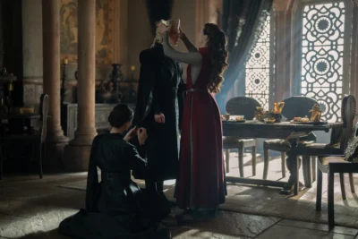 Rhaenyra Targaryen recibiendo la corona - House of the Dragon 3x03 - Temporada 3 Capítulo 3