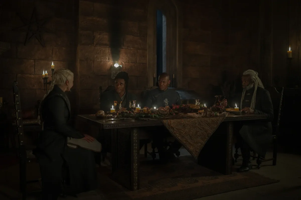 Rhaenyra Targaryen junto a Addam de Hull Alyn de Hull y Corlys Velaryon en la mesa - House of the Dragon 3x03 - Temporada 3 Capítulo 3