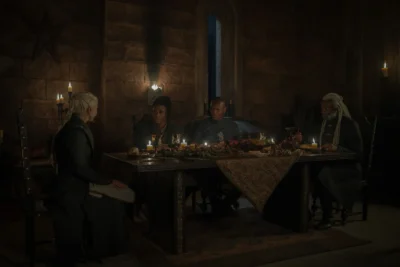 Rhaenyra Targaryen junto a Addam de Hull Alyn de Hull y Corlys Velaryon en la mesa - House of the Dragon 3x03 - Temporada 3 Capítulo 3