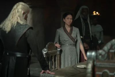Daemon Targaryen frente a Mysaria junto a Corlys Velaryon - House of the Dragon 3x03 - Temporada 3 Capítulo 3