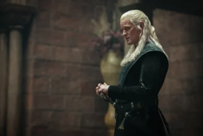 Daemon Targaryen empuñando su espada en el castillo - House of the Dragon 3x03 - Temporada 3 Capítulo 3