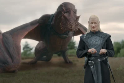 Daemon Targaryen junto a su dragón Caraxes en el campo - House of the Dragon 3x03 - Temporada 3 Capítulo 3