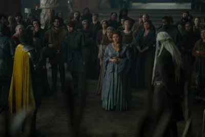 Sylvi Sylvi (madame del burdel) de pie ante la multitud - House of the Dragon 3x03 - Temporada 3 Capítulo 3