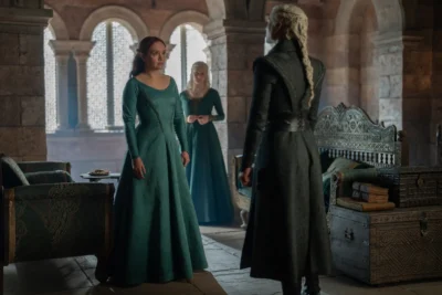 Alicent Hightower y Helaena Targaryen frente a Rhaenyra Targaryen en el castillo - House of the Dragon 3x03 - Temporada 3 Capítulo 3