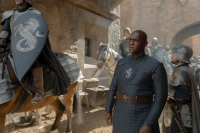 Alyn de Hull junto a caballos y soldados Velaryon en un patio - House of the Dragon 3x04