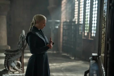 Rhaenyra Targaryen de pie junto a su trono en la sala del consejo - House of the Dragon 3x04