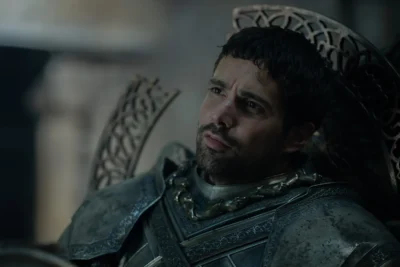 Criston Cole con armadura sentado y mirando hacia un lado - House of the Dragon 3x04