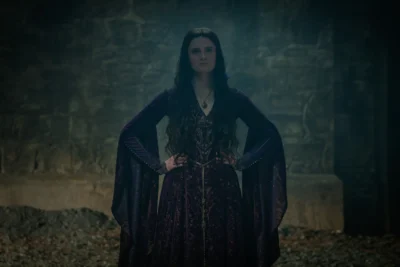 Alys Rivers de pie con las manos en la cintura entre ruinas - House of the Dragon 3x04