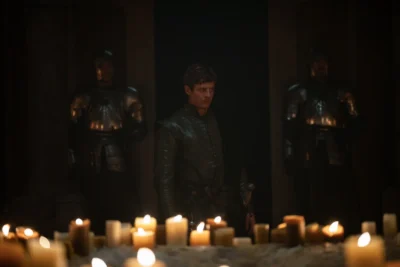 Ormund Hightower de pie entre guardias y velas encendidas - House of the Dragon 3x04