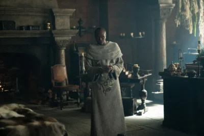 Gran Maestre Orwyle en su cámara rodeado de libros e instrumentos de alquimia - House of the Dragon 3x04