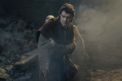 Larys Strong disfrazado caminando entre escombros - House of the Dragon 3x04