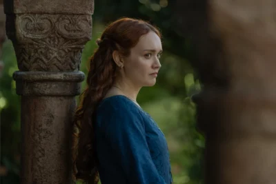 Alicent Hightower junto a una columna de piedra en un jardín - House of the Dragon 3x04