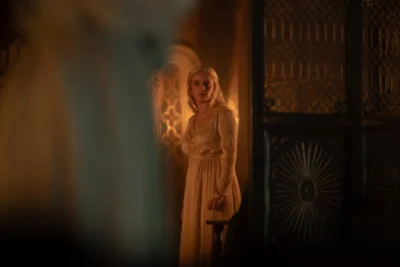 Helaena Targaryen de pie en un pasillo iluminado por velas - House of the Dragon 3x04