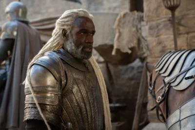 Corlys Velaryon con armadura junto a un caballo en un patio - House of the Dragon 3x04