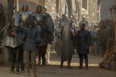 Corlys Velaryon junto a Alyn de Hull dándose la mano en un patio con soldados - House of the Dragon 3x04